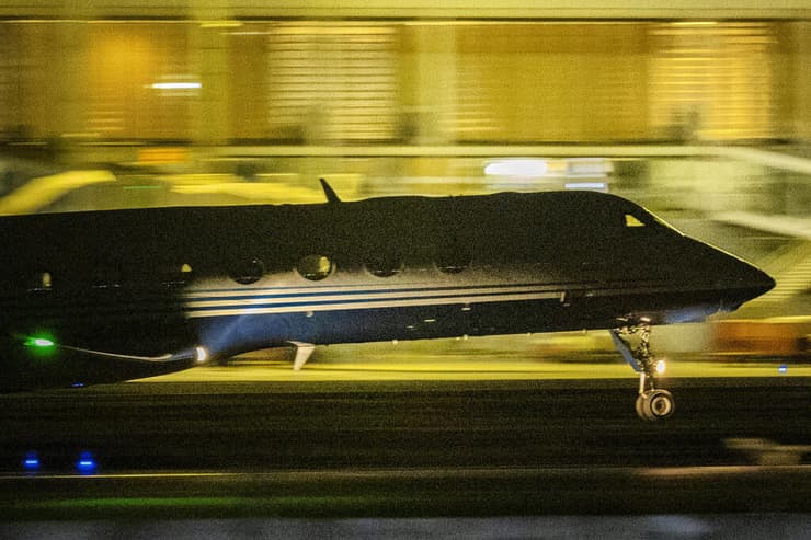 מטוס עם נשיא ה פיליפינים הפיליפינים לשעבר רודריגו דוטרטה ממריא ל האג אחרי ה מעצר