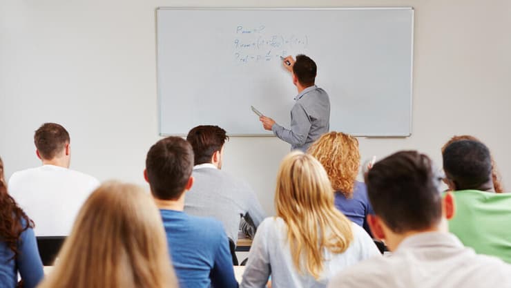 סטודנטים בשיעור