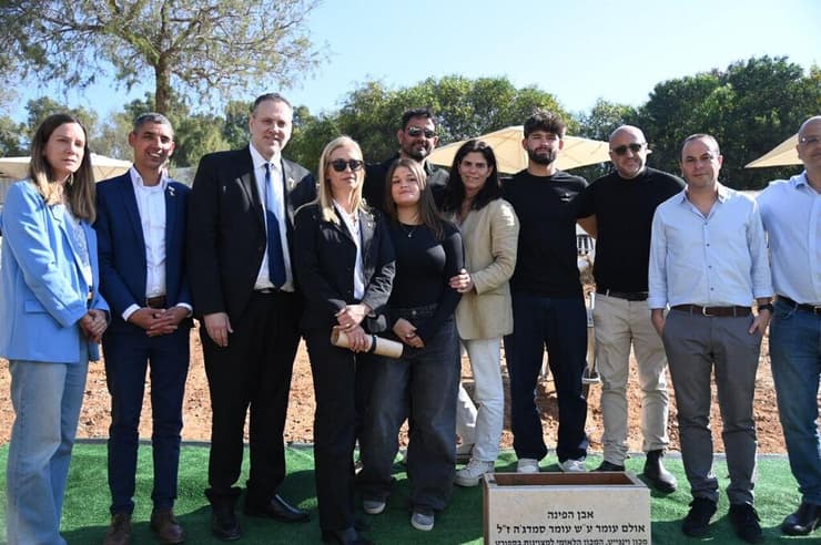 אבן הפינה לאולם על שמו של עומר סמדג'ה ז"ל (צילום: יאיר שגיא) משפחת סמדג'ה, מיקי זוהר, יעל ארד, גיא אטיאס אבן הפינה לאולם על שמו של עומר סמדג'ה ז"ל