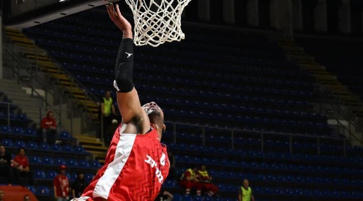 ג'סטין סמית' מניח את הכדור בטבעת