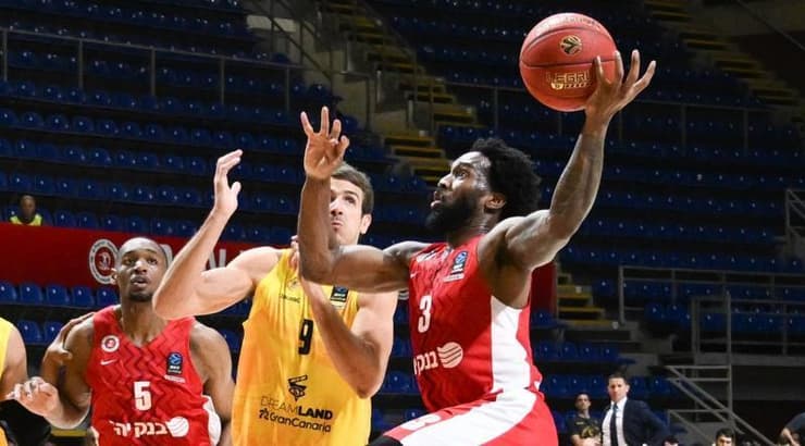 קאדין קרינגטון עולה לסל