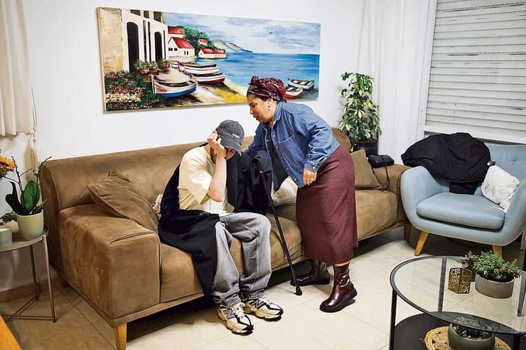 אלי־ה כהן עם אימו, סיגי