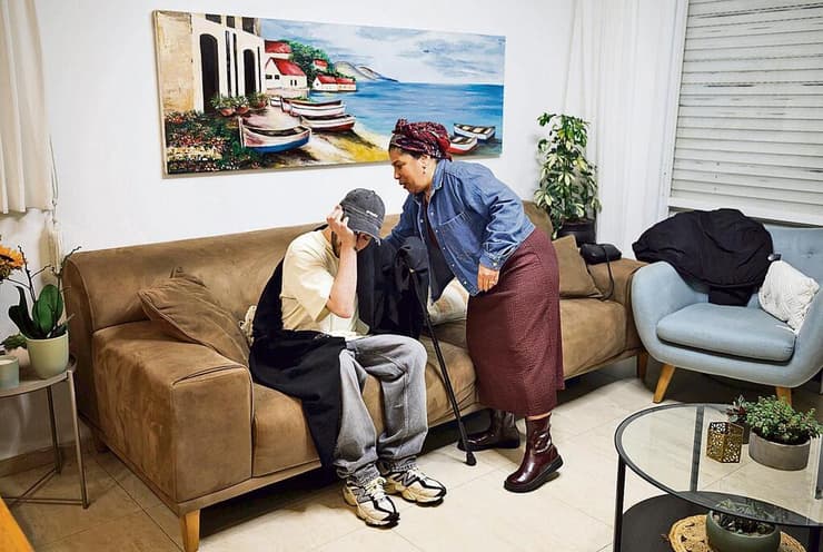 אלי־ה כהן עם אימו, סיגי