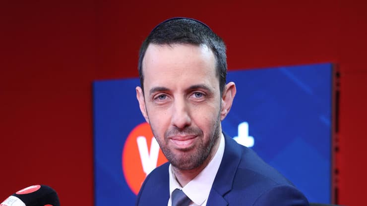 יזום ההצעה ח"כ קלנר (צילום: אביגיל עוזי) אריאל קלנר בפודקאסט "120 ואחת" עם מורן אזולאי
