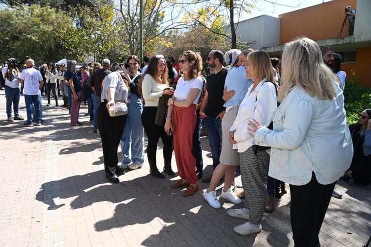 המשפחות השכולות של שחר צמח, עמית מן ודניאל לוי בטקס הריסת מרפאת השיניים בקיבוץ בארי 