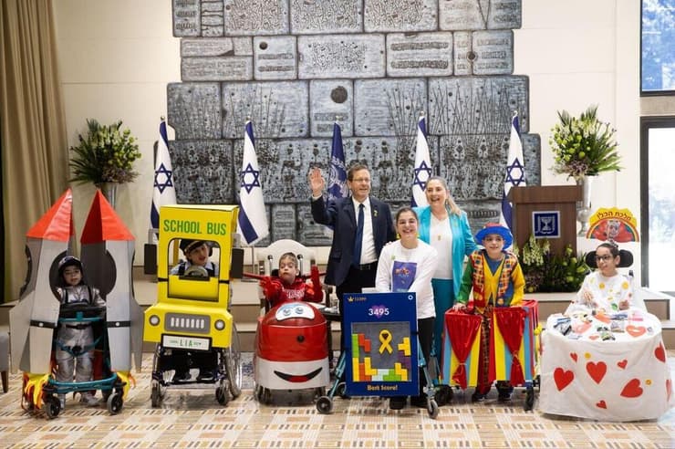 ילדי בית איזי שפירא בחגיגות פורים שנערכו בבית הנשיא