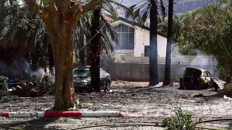 "למה שמים אזרח בחזית בלי מגן?". זירת פגיעה בקריית שמונה (צילום: אפי שריר) פגיעה בקריית שמונה