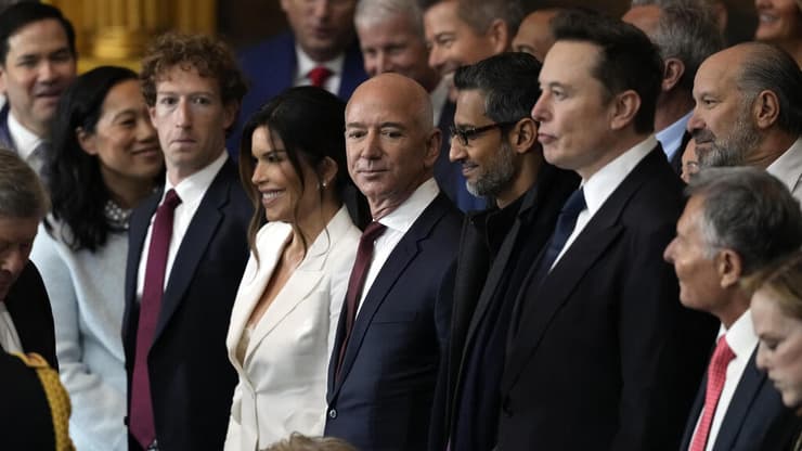 מימין: אילון מאסק, ג'ף בזוס ומארק צוקרברג