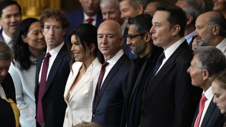 מימין: אילון מאסק, ג'ף בזוס ומארק צוקרברג בהשבעתו של הנשיא טראמפ (צילום: AP/Julia Demaree Nikhinson) מימין: אילון מאסק, ג'ף בזוס ומארק צוקרברג