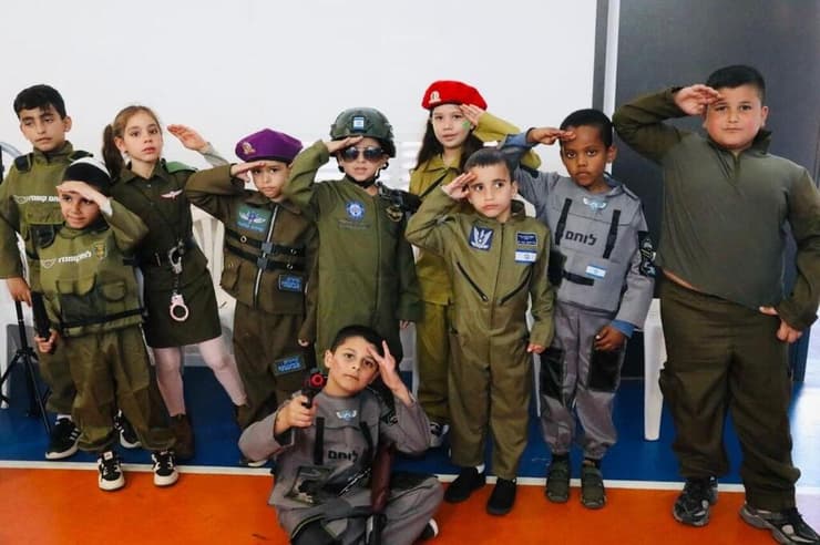פורים בחדרה: תלמידי בית ספר יבנה מצדיעים לגיבורים והגיבורים שלנו, חיילי צה״ל