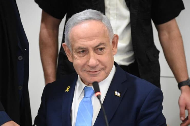 רה"מ בנימין נתניהו נכנס לאולם הדיונים על מנת לתת עדות בתיקי אלפים