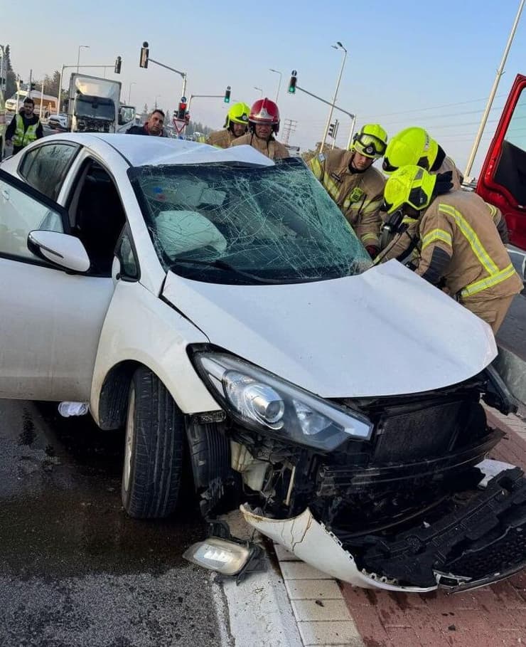 תאונת דרכים בכביש 4 בין משאית לרכב - אישה בת 69 ללא סימני חיים