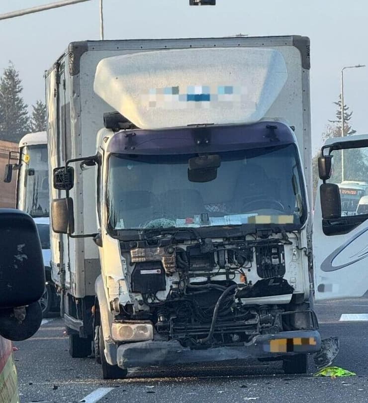 תאונת דרכים בכביש 4 בין משאית לרכב - אישה בת 69 ללא סימני חיים