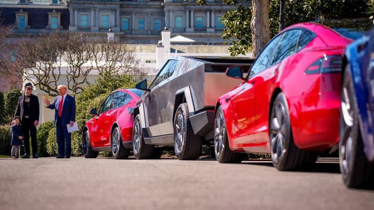 רכבי טסלה באירוע של החברה בבית הלבן, כשברקע טראמפ ומאסק (רשתות חברתיות) רכבי טסלה באירוע של החברה בבית הלבן, כשברקע טראמפ ומאסק