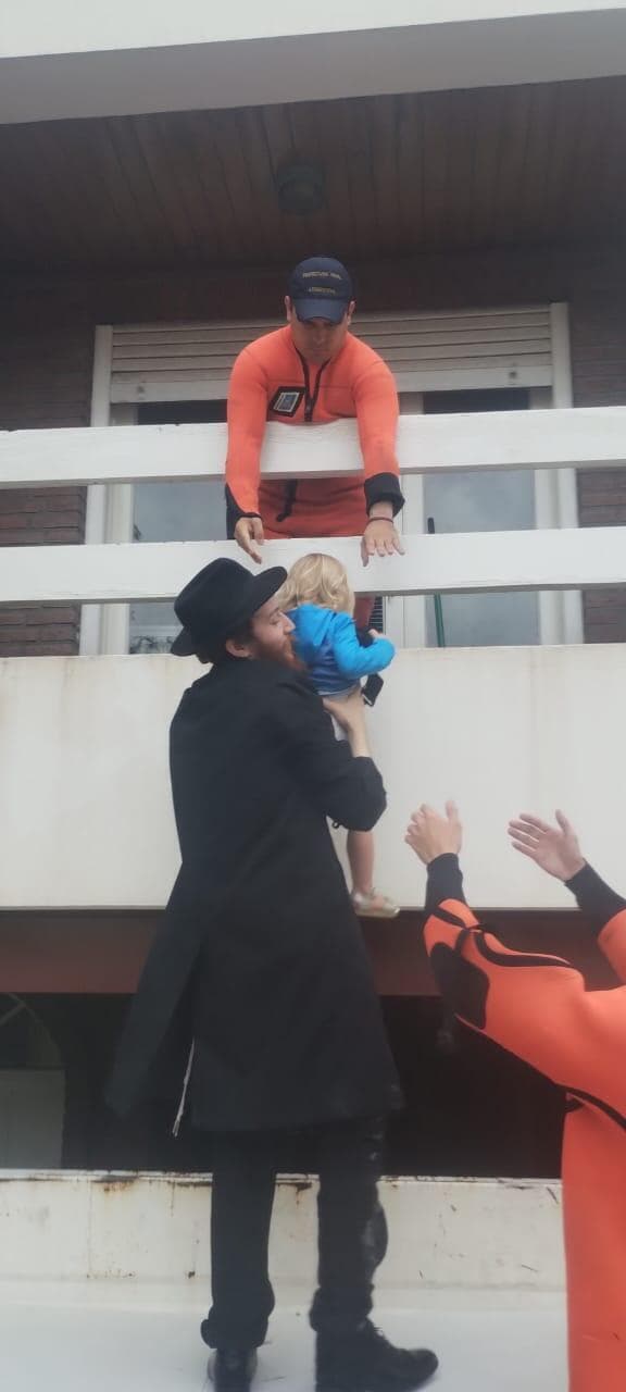 שליח חב"ד באהיה בלנקה מסייע לנפגעי השיטפון בארגנטינה