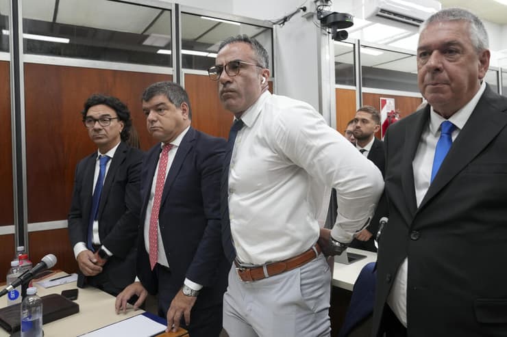 הנוירולוג לאופולדו לוקה הנאשם במשפט בנוגע למותו של מראדונה