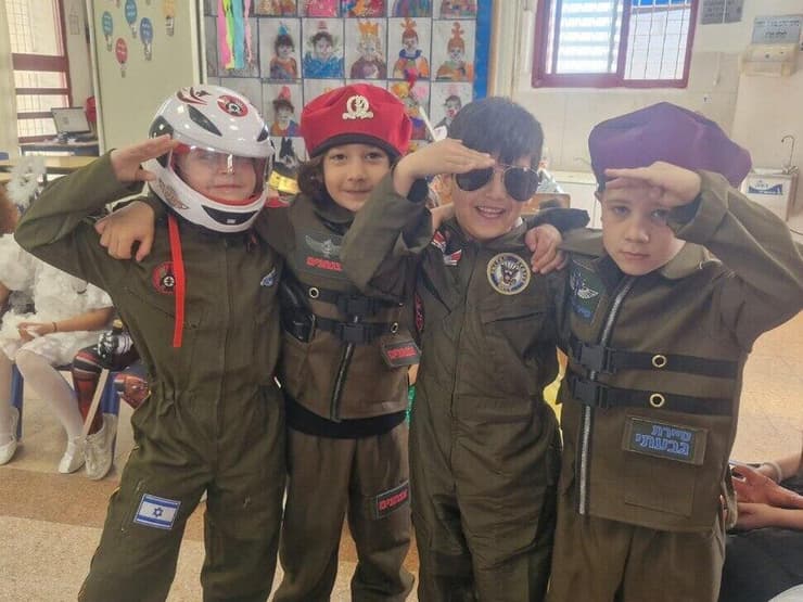 תלמידי בתי הספר בעיר מודיעין חוגגים פורים 