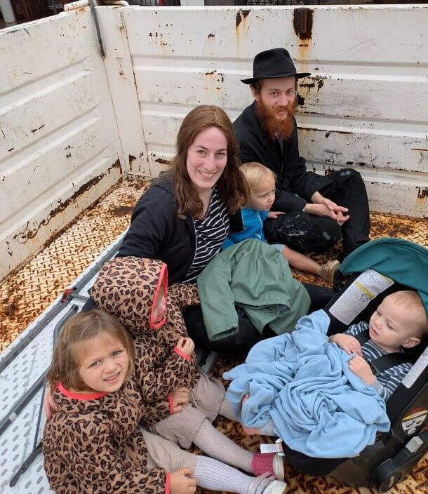 הרב באהיה בלנקה עם משפחתו אחרי החילוץ מהשיטפונות בארגנטינה