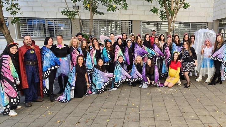 פרפרי החופש להזדהות עם החטופים/ת- צוות חטיבת הביניים בבית ספר אחד העם בפתח תקווה