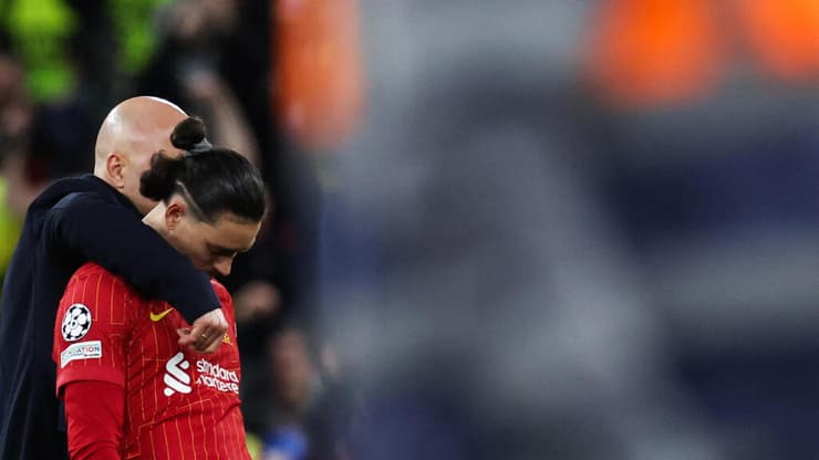 מאמן ליברפול ארנה סלוט עם שחקן ליברפול דרווין נונייס