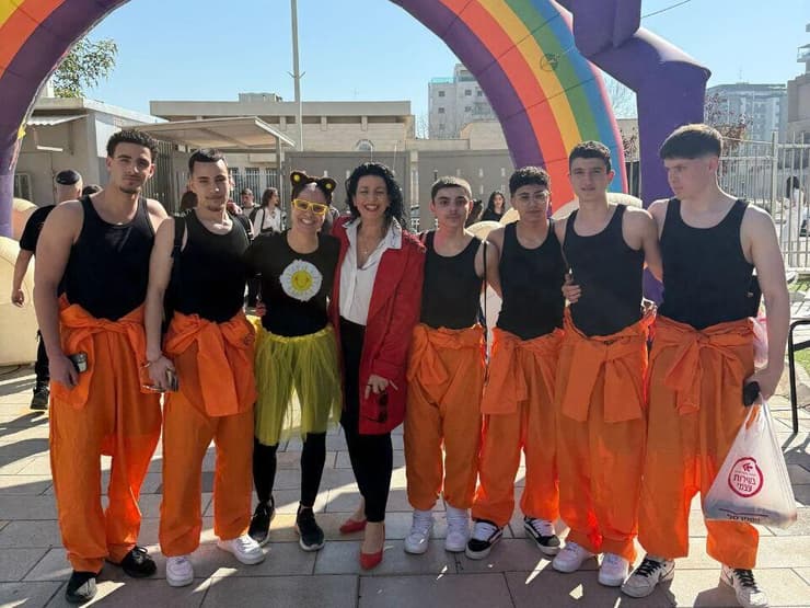בית הספר שש שנתי ארנס בפתח תקווה התחפשו לאסירים/חוטופים משוחררים