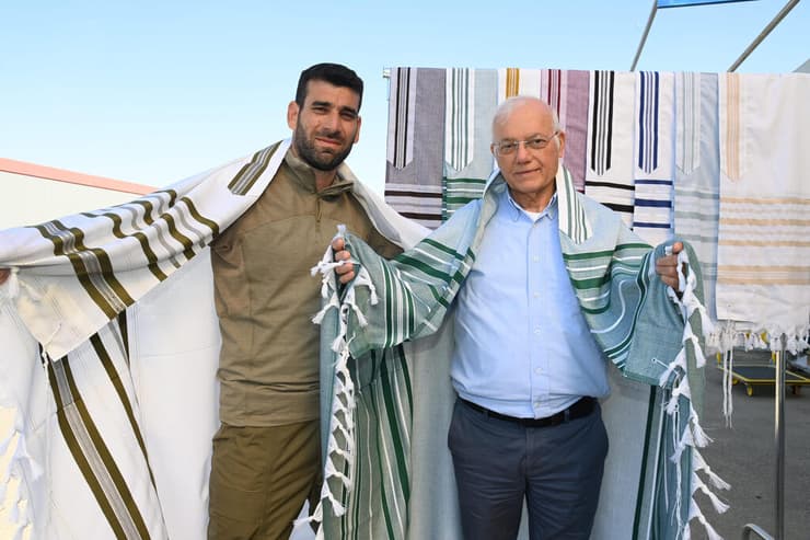 שלמה אברהמי (מימין), מנכ"ל מפעל "משכן התכלת"
