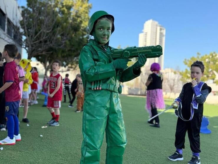 תלמידי בתי הספר בעיר מודיעין חוגגים פורים 