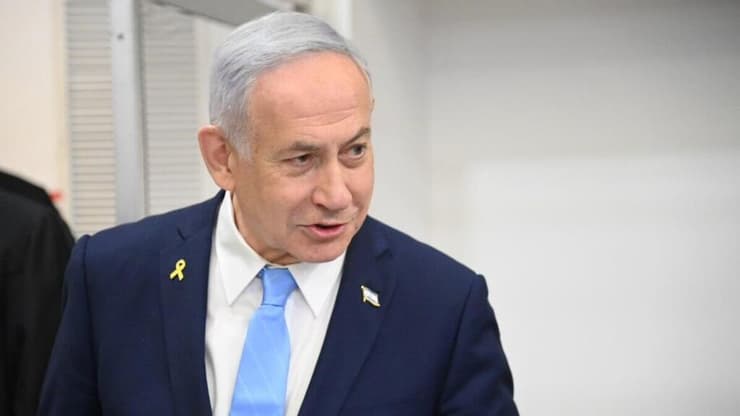 רה"מ בנימין נתניהו נכנס לאולם הדיונים על מנת לתת עדות בתיקי אלפים