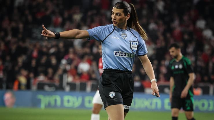 ספיר ברמן (עוז מועלם ) ספיר ברמן עושה היסטוריה – השופטת הטרנסג'נדרית הראשונה בעולם שתנהל משחק בינלאומי