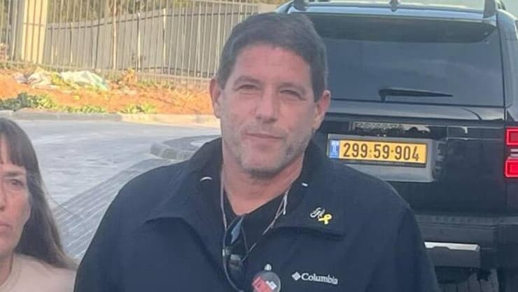 יזהר ליפשיץ. "היום, כשאין חטופים, היוזמה צריכה להיות אצלנו" (צילום: רוני גרין שאולוב ) יזהר ליפשיץ בנו של עודד שנרצח בשבי, ועירית להב תושבת הקיבוץ בהצהרה לאחר התחקיר