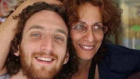 אור לנדאו שנעדר מזה שבועיים בתמונה עם אמו נוגה