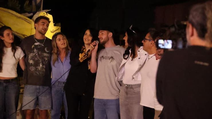 אירוע הורדת השלט בכיכר הרוקדים למען חזרתם של מיה איתי רגב ועומר שם טוב לאחר ששוחררו משבי החמאס