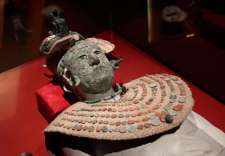 פריטים שהתגלו בקברה של "המלכה האדומה" מתרבות המאיה במקסיקו