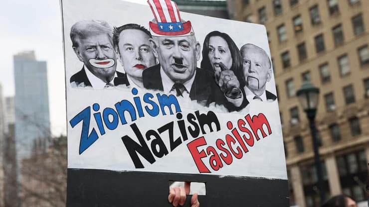 הפגנה פרו-פלסטינית באוניברסיטת קולומביה (צילום: Michael M. Santiago / GETTY IMAGES NORTH AMERICA / AFP) הפגנה פרו-פלסטינית בעד מחמוד חליל מנהיג המחאה ב אוניברסיטת קולומביה מחוץ לבית משפט ב ניו יורק ארה"ב 12 במרץ