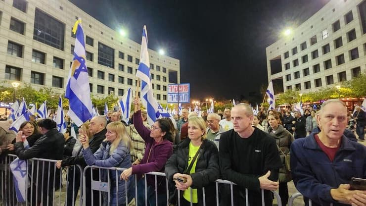 אירוע הורדת השלט בכיכר הרוקדים למען חזרתם של מיה ואיתי רגב לאחר ששוחררו משבי החמאס