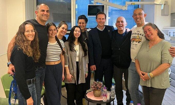 המפגש של שגריר גרמניה בישראל שטפן זייברט עם שורד השבי גדי מוזס