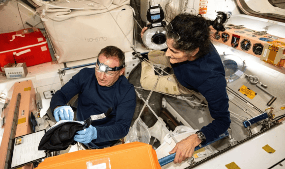 באו לשמונה ימים, נשארו תשעה חודשים. סוניטה ויליאמס ובארי וילמור בעבודה בתחנת החלל הבינלאומית 