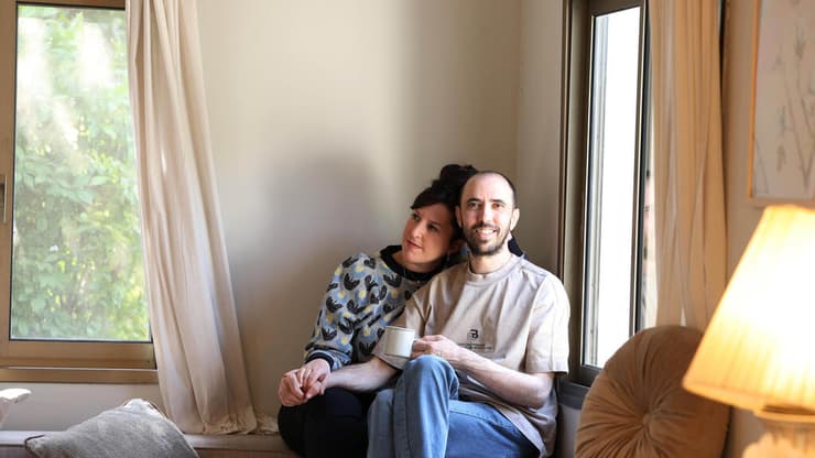 ביחד, בבית. טל שהם שחזר מהשבי, עם אשתו עדי 