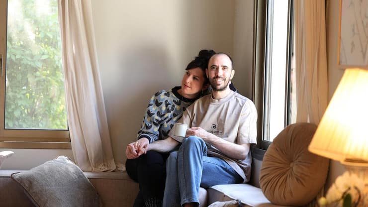 ביחד, בבית. טל עם אשתו עדי (אביגיל עוזי ) ביחד, בבית. טל שהם שחזר מהשבי, עם אשתו עדי