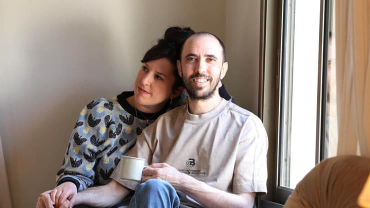 ביחד, בבית. טל שהם שחזר מהשבי, עם אשתו עדי 