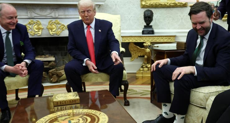 מתפעל מהגרביים של סגנו ג'יי די ואנס, ב-13 במרץ