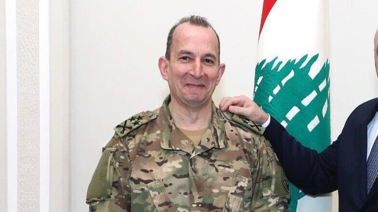 מינוי מפקד צבא לבנון החדש רודולף היכל בארמון הנשיאותי בעבדא