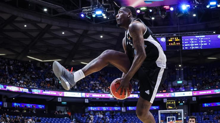 התעופף לעבר הזכייה בתחרות ההטבעות. דשון פרנסיס (צילום: עוז מועלם) דשון פרנסיס אולסטאר ישראלי