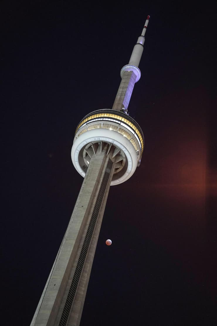 הירח בטורונטו (צילום: REUTERS/Arlyn McAdorey) הירח בטורונטו