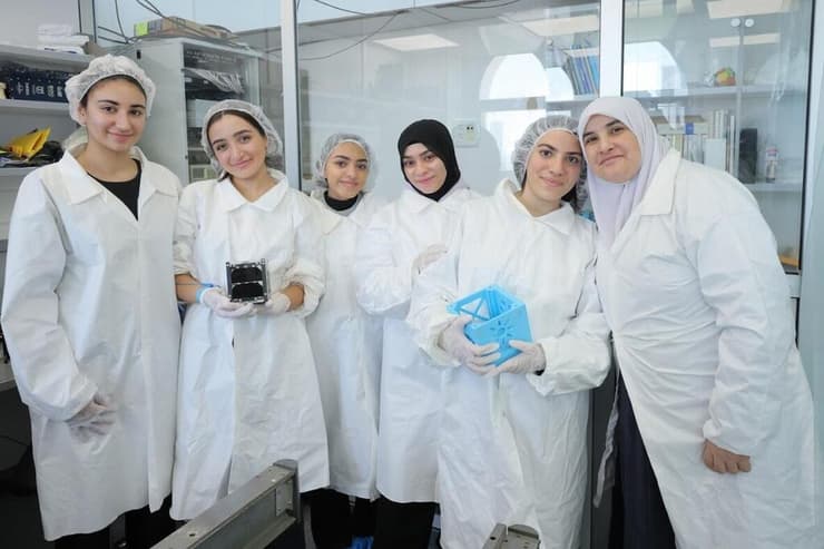 תלמידי הפרוייקט בבדיקות תנאי סביבה במעבדת הלווינים באוניברסיטת תל אביב