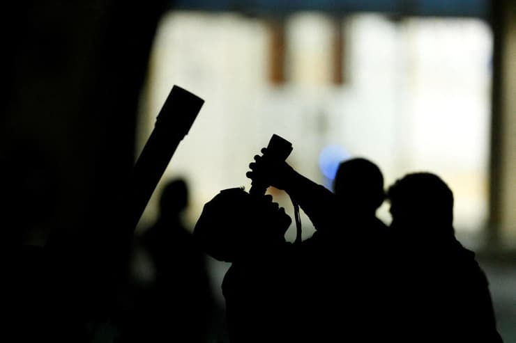 צופים בליקוי בוונצואלה (צילום: REUTERS/Leonardo Fernandez Viloria) צופים בליקוי בוונצואלה