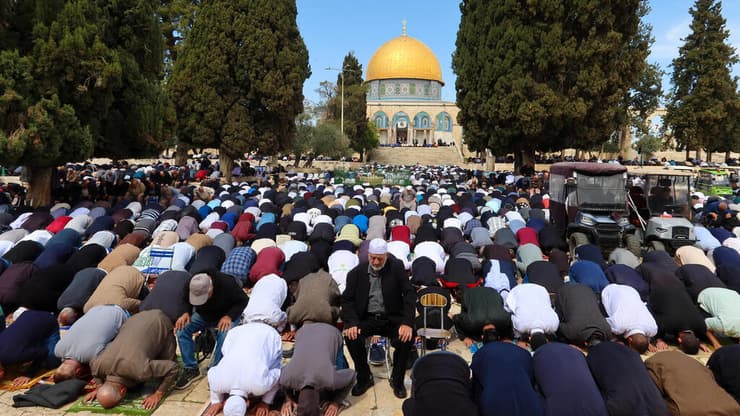 80 אלף מתפללים במסגד אל-אקצא בתפילת יום שישי השני של חודש רמדאן
