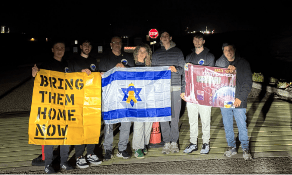 הפרויקט נתן לתלמידים הרבה עוצמות. רונן פנקר עם תלמידי שער הנגב סמוך לבסיס החלל ונדנברג בקליפורניה. ברקע הטיל עם לווייני תבל על כן השיגור