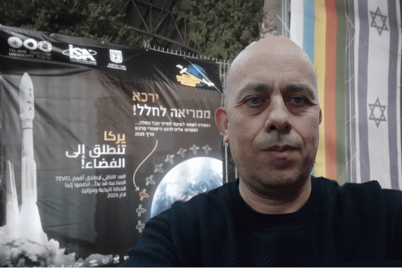 הייתה התלבטות אם לגשת לפרויקט, אבל היום כל הקהילה הדרוזית מתרגשת מהלוויין. מג'ד תאבט על רקע רכזת הפרויקט 