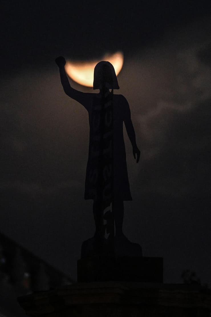 שלב בליקוי במקסיקו סיטי (צילום: Yuri CORTEZ / AFP) שלב בליקוי במקסיקו סיטי